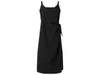 Robe longue noire à bretelles fines et décolleté cache-cœur avec lien à nouer sur le côté.