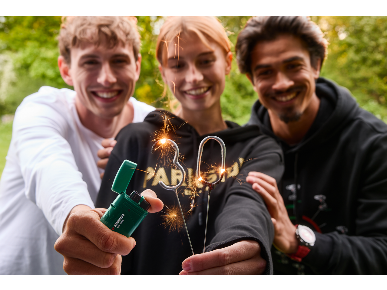 Jongeren steken 30-vormige sterretjes aan met een PARKSIDE stormaansteker.