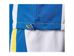 Shorts esportivos azul e branco com faixa amarela.
