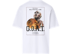 Balti marškinėliai su Michaelo Jordano atvaizdu, laikančiu krepšinio kamuolį, ir užrašu „G.O.A.T.“