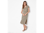 Rochie midi verde-măslin cu crăpătură și sandale bej.