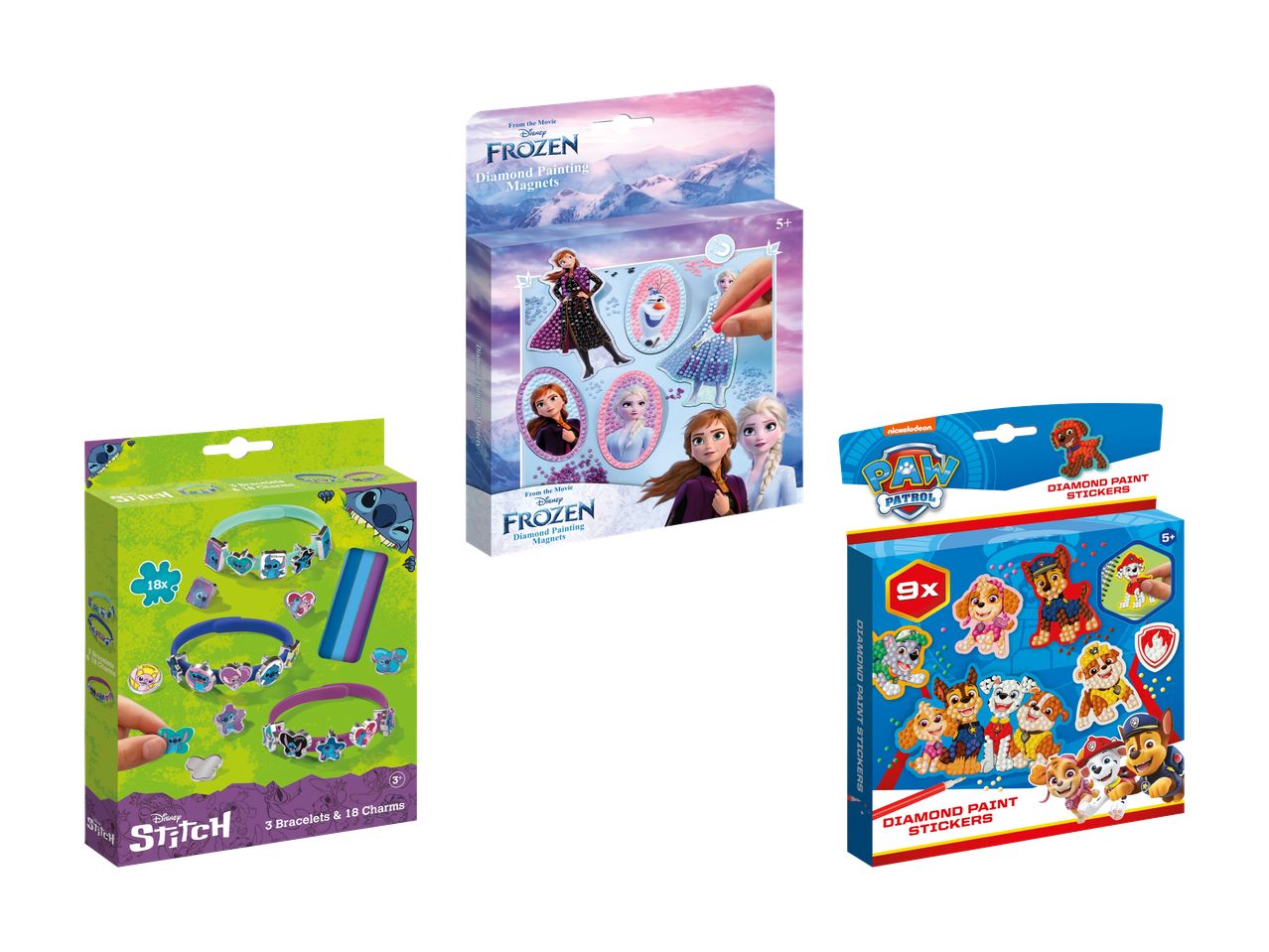 Trois kits d'activités pour enfants : des bracelets à breloques, des aimants à peindre et des autocollants à peindre.