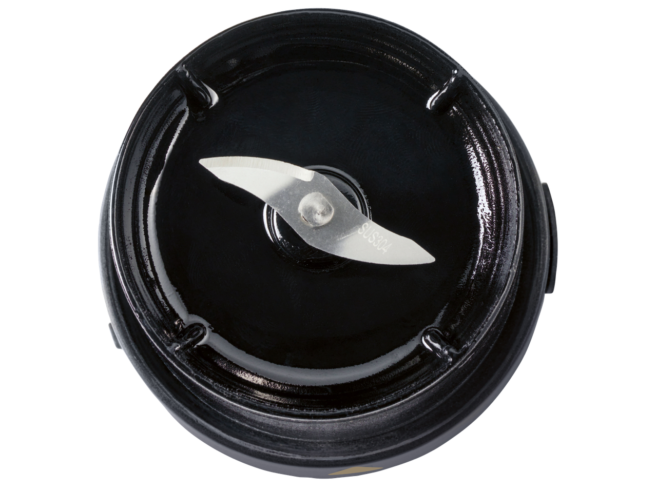 В близък план острие на блендер с гравиран надпис „SUS304“ на черен фон.