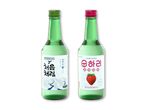 To flasker soju, en original og en jordbærsmag, med grønne og lyserøde låg.