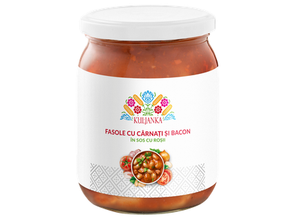 Fasole cu cârnați și bacon în sos cu roșii