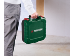 Bărbat în pantaloni de lucru gri ținând o cutie de scule verde PARKSIDE