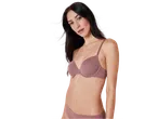 Modella con reggiseno e slip color malva.