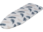 Tábua de passar roupa com padrão de penas pretas e bege em fundo branco.