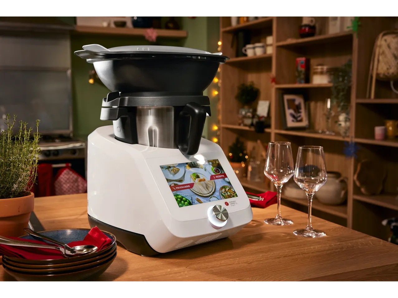 Monsieur Cuisine smart multifunkciós konyhai robot fa asztalon.