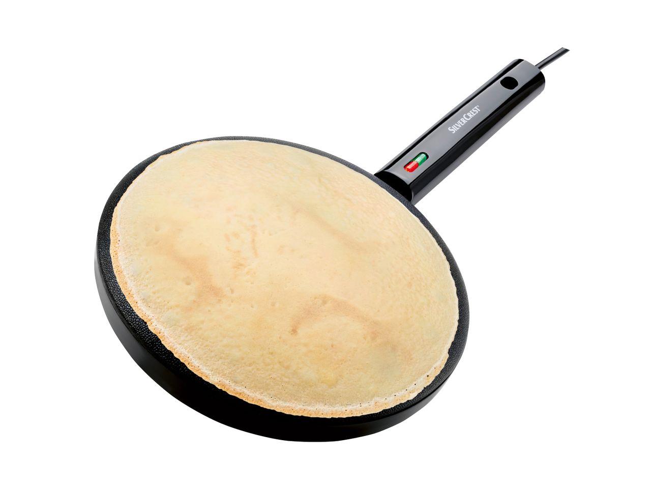 SilverCrest pandekagemaskine med en pandekage på den sorte non-stick overflade.