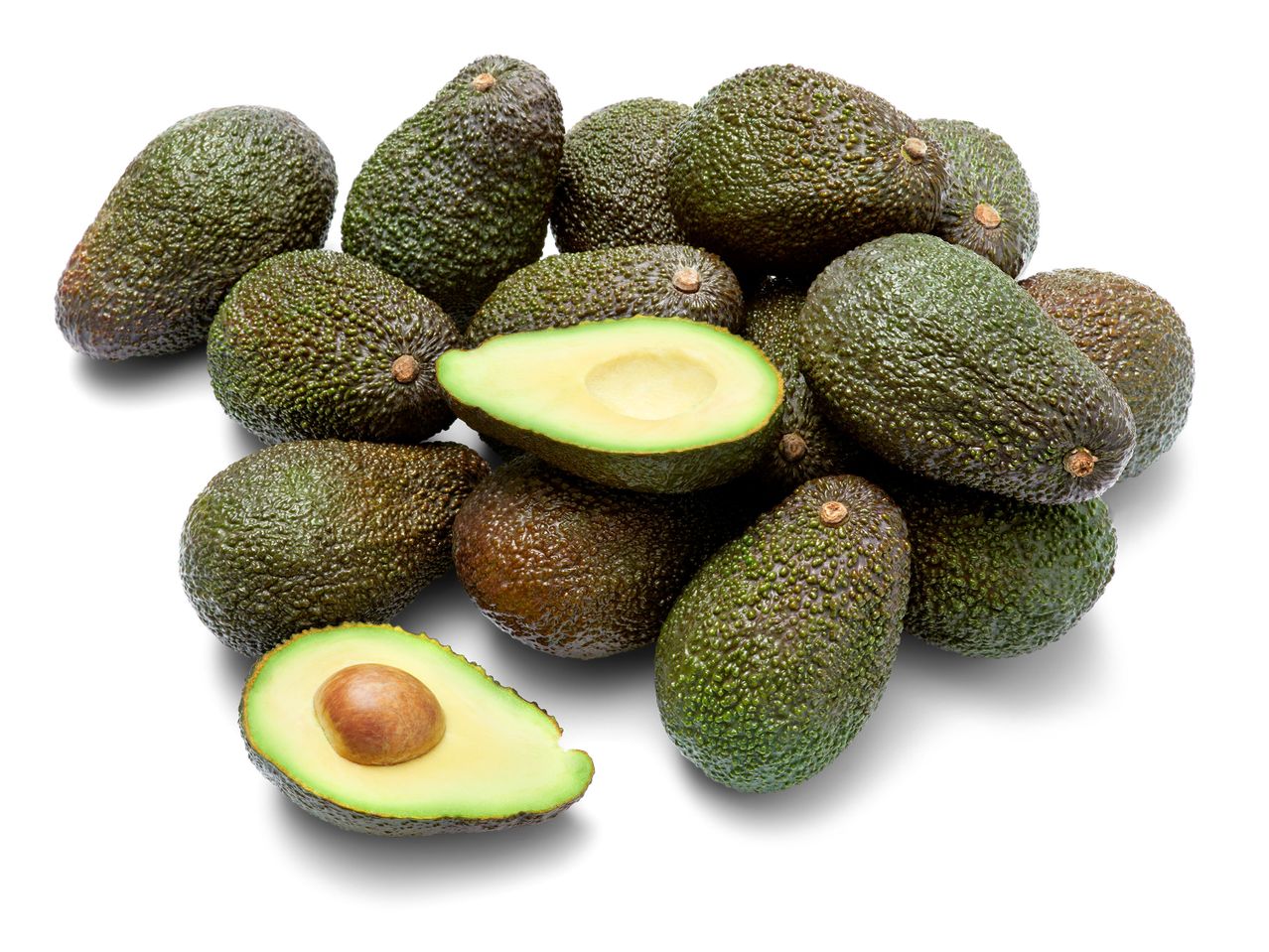 Heele en gehalveerde avocado's.