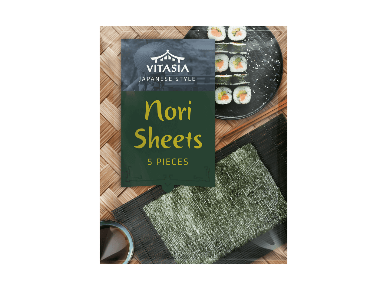 Feuilles d'algues nori pour sushi, avec sushi et sauce soja sur un tapis de bambou.