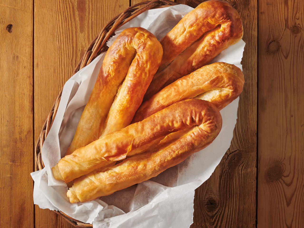 Баници със сирене в кошница.