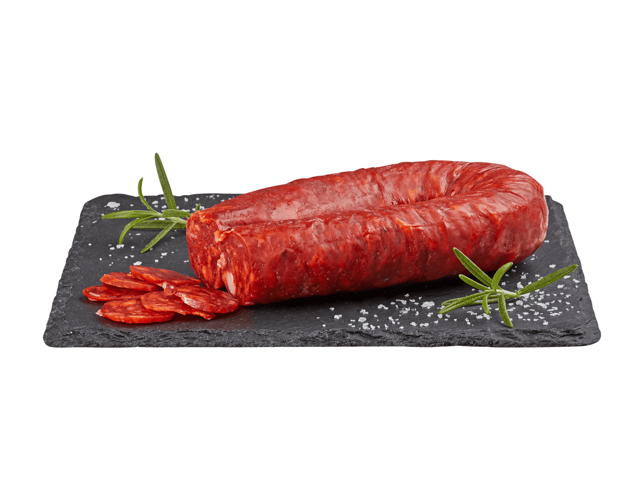 Chorizo auf einem Schieferbrett mit Rosmarin und Meersalz.