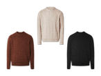 Drei gestrickte Pullover in Beige, Braun und Schwarz mit Zopfmuster.
