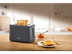 Temno sivi SilverCrest toaster z opečeno kruh in marmelado.