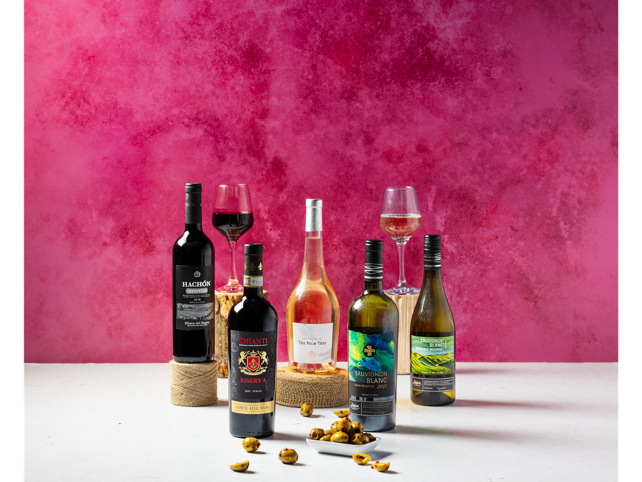 Hachón, Chianti, Sauvignon Blanc wines and olives.