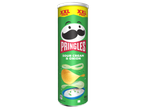 Зелена опаковка чипс с вкус на заквасена сметана и лук, с надпис 'XXL PACK'.