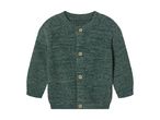 En mørkegrøn strikket cardigan til baby med knapper.