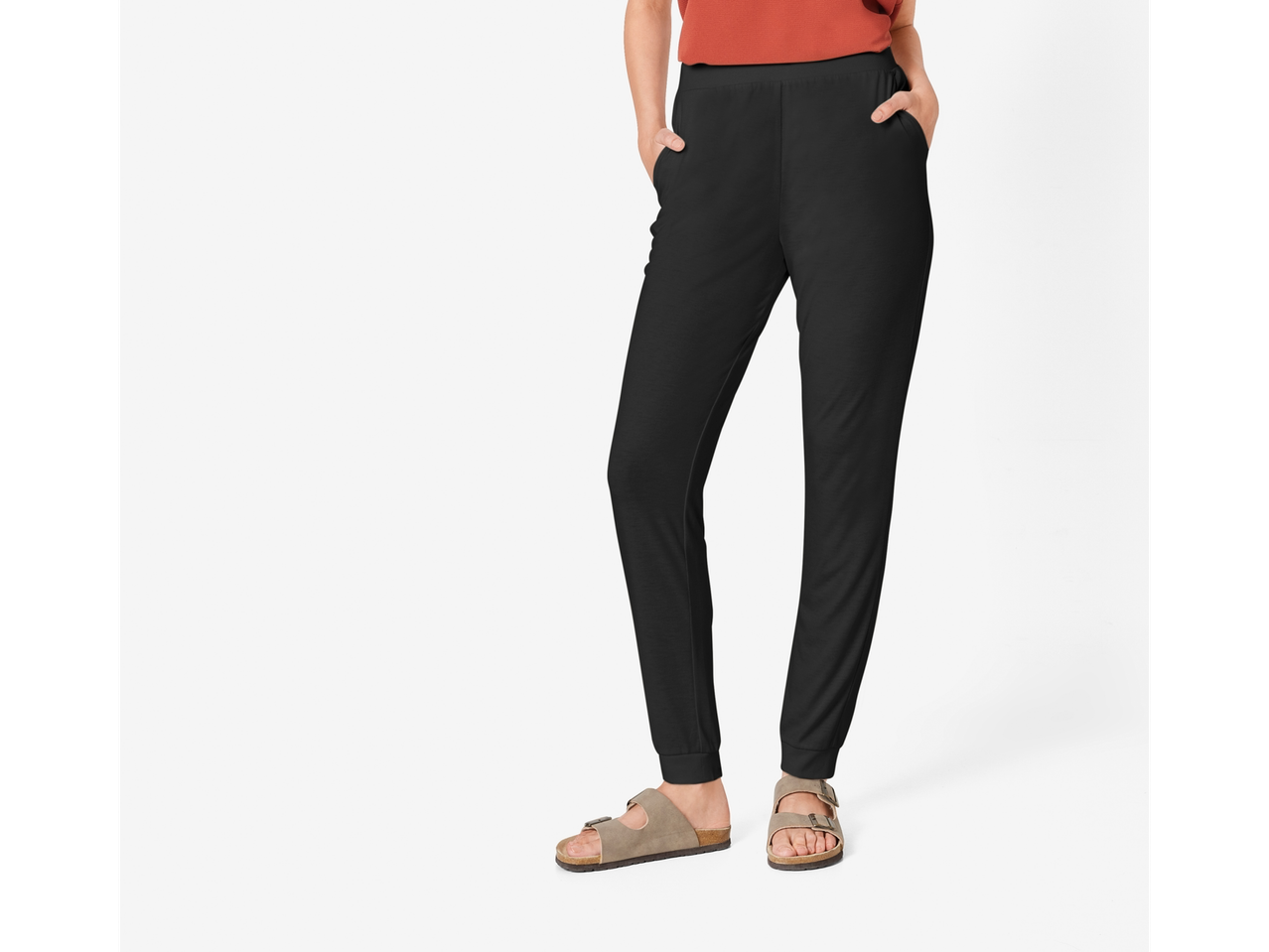 Crne trenerke i sandale Birkenstock.