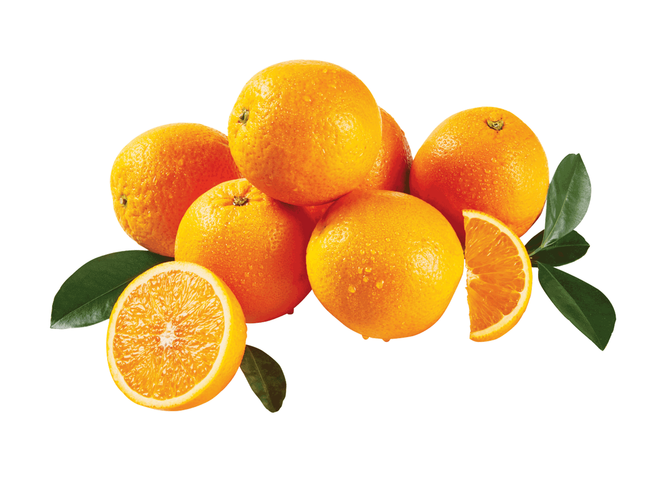 Svaigi apelsīni ar lapām un šķēlītēm, ar ūdens pilieniem uz mizas