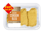 Pakke med kalkun cordon bleu med en rød mærkat, der siger 'Fast lav pris'.