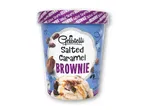 Isbøtte med salted karamel brownie-is, toppet med karamelsauce og brownie-stykker.