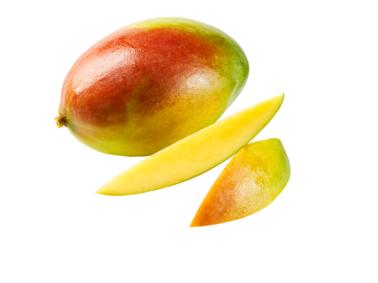 Hele mango en twee mangoschijfjes op een witte achtergrond.