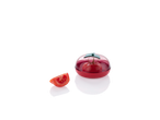 Recipiente vermelho para tomate com um tomate e uma fatia.