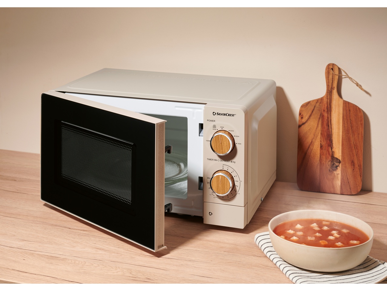 SILVERCREST mikrovalna pećnica s otvorenim vratima i zdjelom juhe u kuhinji.