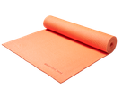 Оранжева постелка за упражнения Crivit, частично навита.