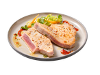 Bifes de atum selados com vegetais e molho num prato