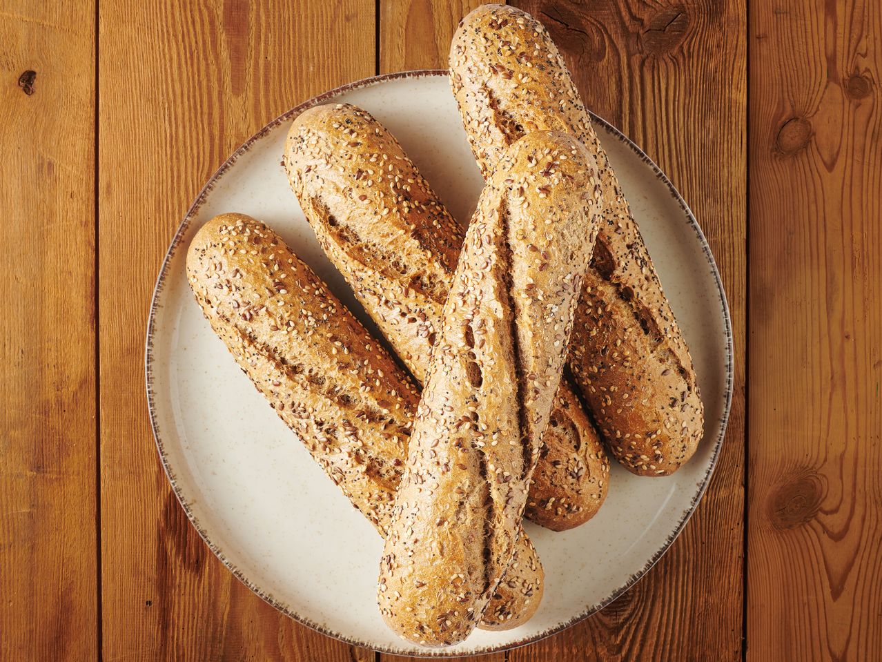 Минифранзела със семена на дървена маса.