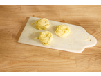 Cuiburi de paste proaspete de casă pe un tocător de marmură, gata de gătit.