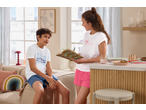 Copii în pijamale ESMARA KIDS, un băiat în tricou „CALL IT A DAY”, o fată în tricou „I love sleep”.