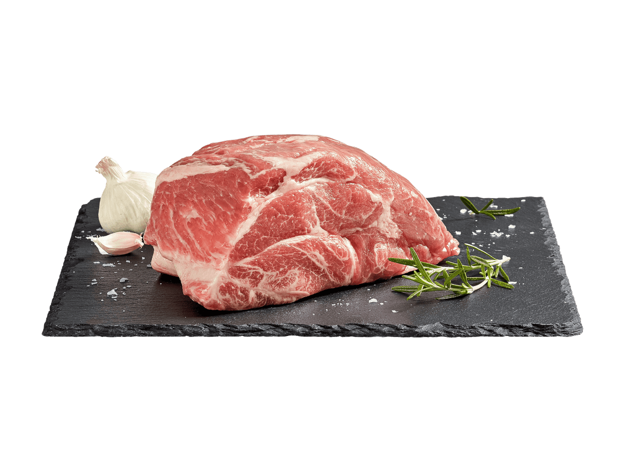 Morceau de viande de porc cru avec de l'ail, du romarin et du sel sur une planche en ardoise.
