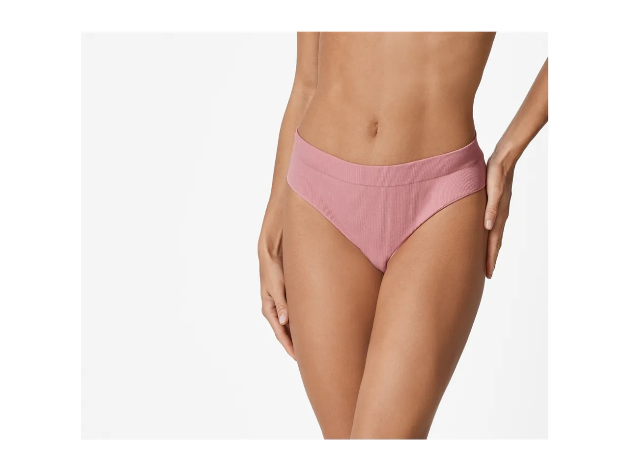 Intimo femminile: slip rosa senza cuciture.
