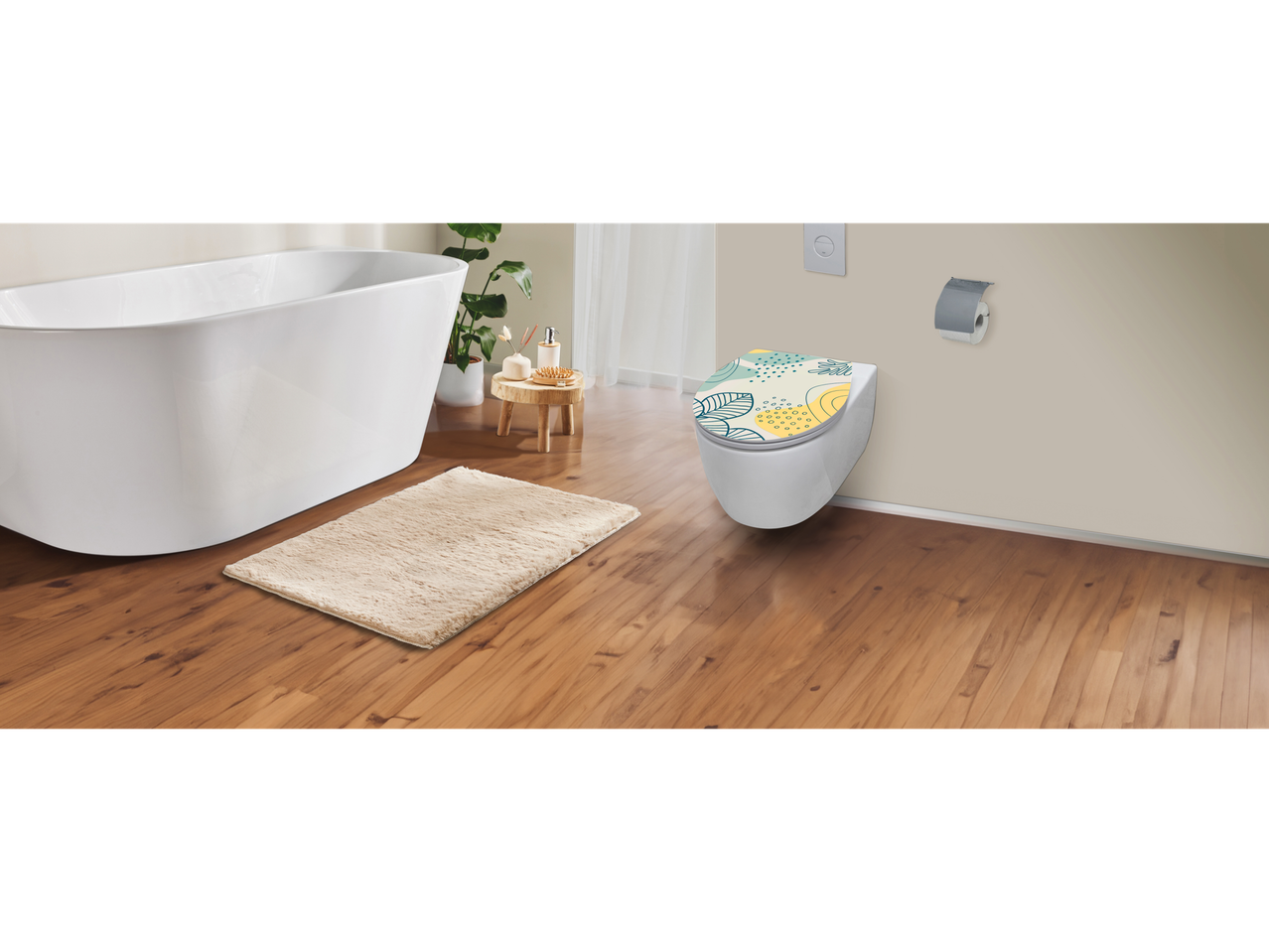 Ein Badezimmer mit freistehender Badewanne und WC mit abstraktem Muster auf dem Toilettensitz.