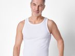 Мъж, облечен в бял потник Esmara Men®.