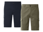 Dvoje muških cargo kratkih hlača: jedne tamnoplave i jedne maslinasto zelene.