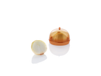 Um recipiente de plástico laranja para guardar cebolas e uma cebola cortada ao meio.