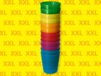 Цветни пластмасови чаши на жълт фон с надпис XXL.
