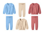 Strikkede cardigans og bukser til babyer i blå, beige og rosa farver.