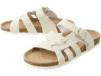 Par bijelih sandala u stilu Birkenstock.