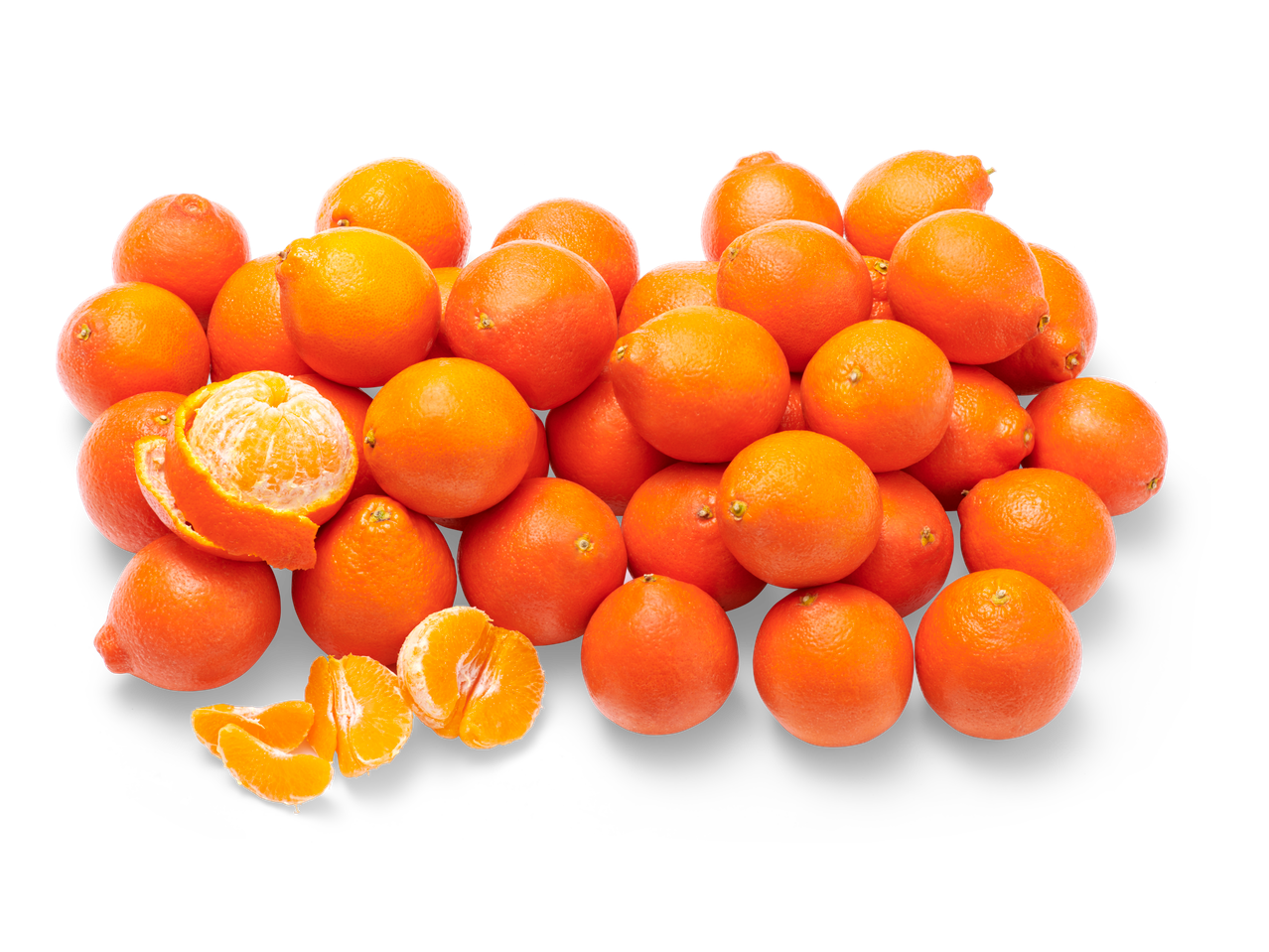 Stapel rijpe sinaasappels en gepelde segmenten.