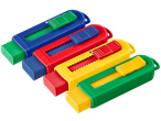 Quatro borrachas STAEDTLER coloridas com estojos, em azul, vermelho, amarelo e verde.