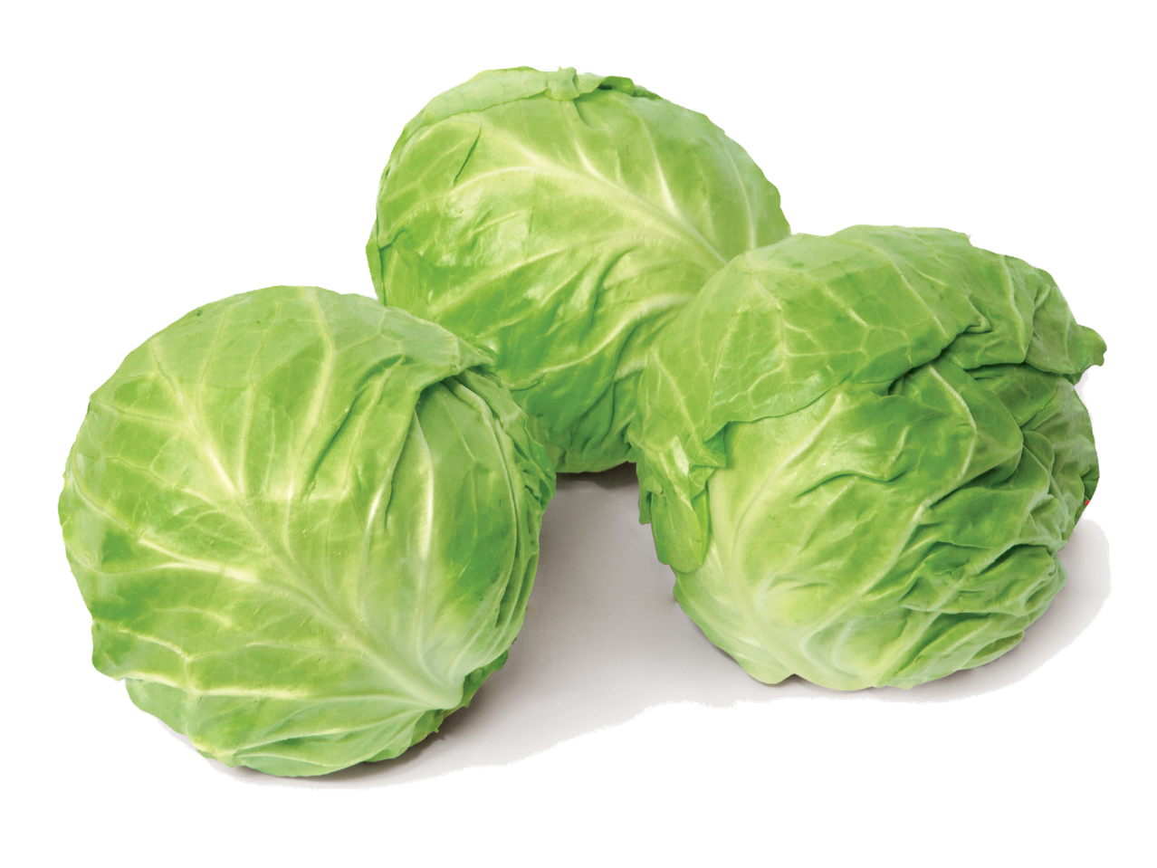 Три свежи зелени зелеви глави, подредени на бяла повърхност.