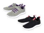 Zwei Paar Sportschuhe: graue mit lila Schnürsenkeln und schwarze mit roten Laschen.