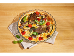 Okusna vegetarijanska pita z artičokami, paradižniki in bučkami.