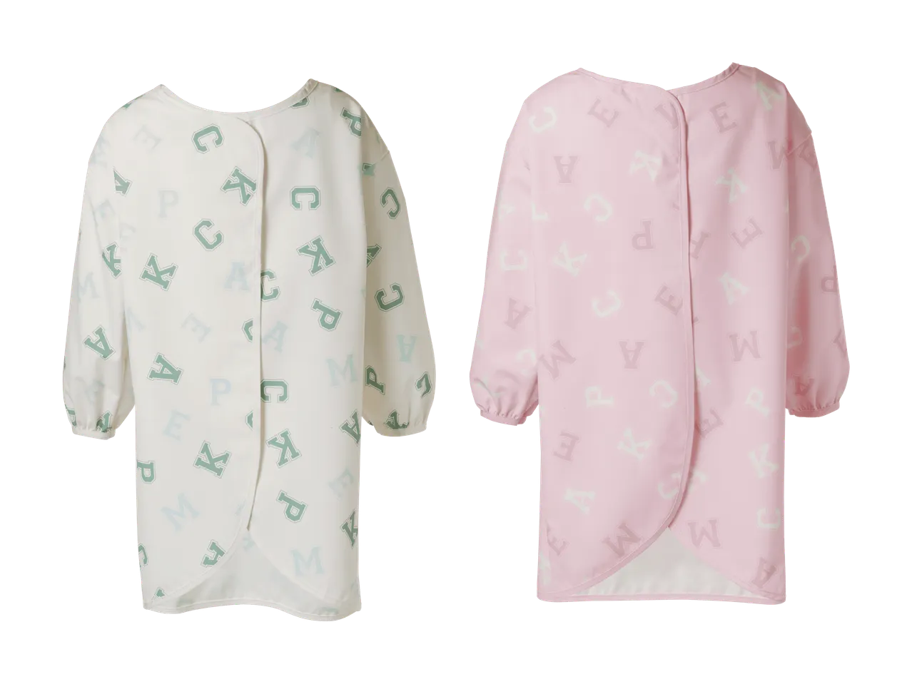 Deux blouses d'enfant à motifs de lettres, une blanche et une rose.